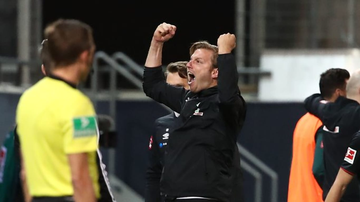 Bremens Trainer Florian Kohfeldt jubelt über den Treffer zum 1:2.