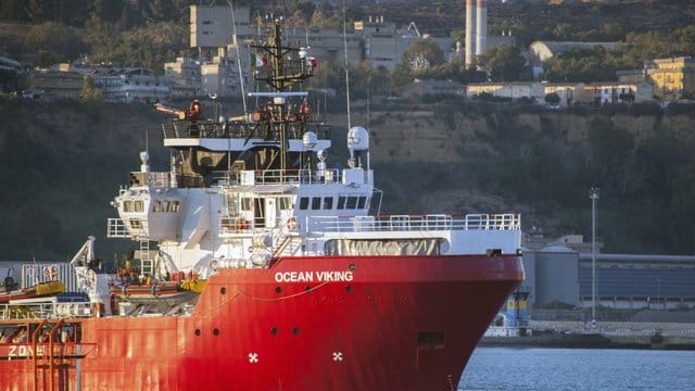 Das Rettungsschiff "Ocean Viking" liegt im Hafen von Porto Empedocle auf Sizilien vor Anker. Das Rettungsschiff "Ocean Viking" liegt im Hafen von Porto Empedocle auf Sizilien vor Anker.