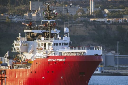 Das Rettungsschiff "Ocean Viking" liegt im Hafen von Porto Empedocle auf Sizilien vor Anker.