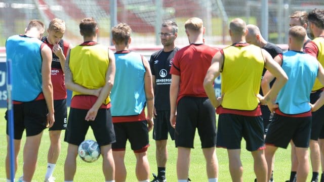 Setzt auf die Ehre der Spieler und die Folgen eines kurzen Trainingslagers. Setzt auf die Ehre der Spieler und die Folgen eines kurzen Trainingslagers.