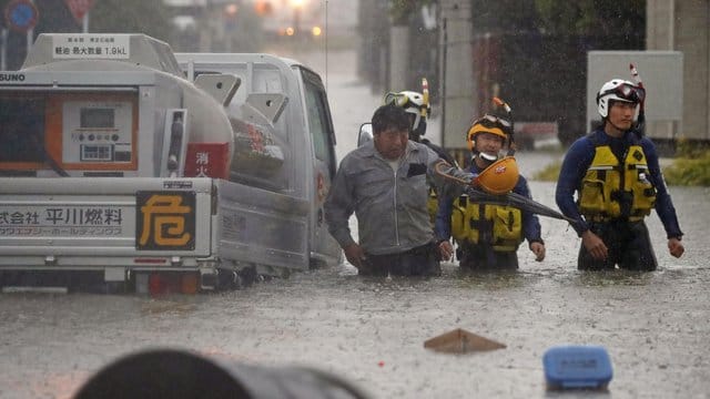 Ein Mann wird in der Provinz Fukuoka von Polizisten gerettet.