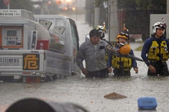 Ein Mann wird in der Provinz Fukuoka von Polizisten gerettet.