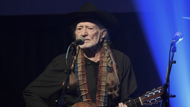 Country-Ikone Willie Nelson feiert die Liebe.