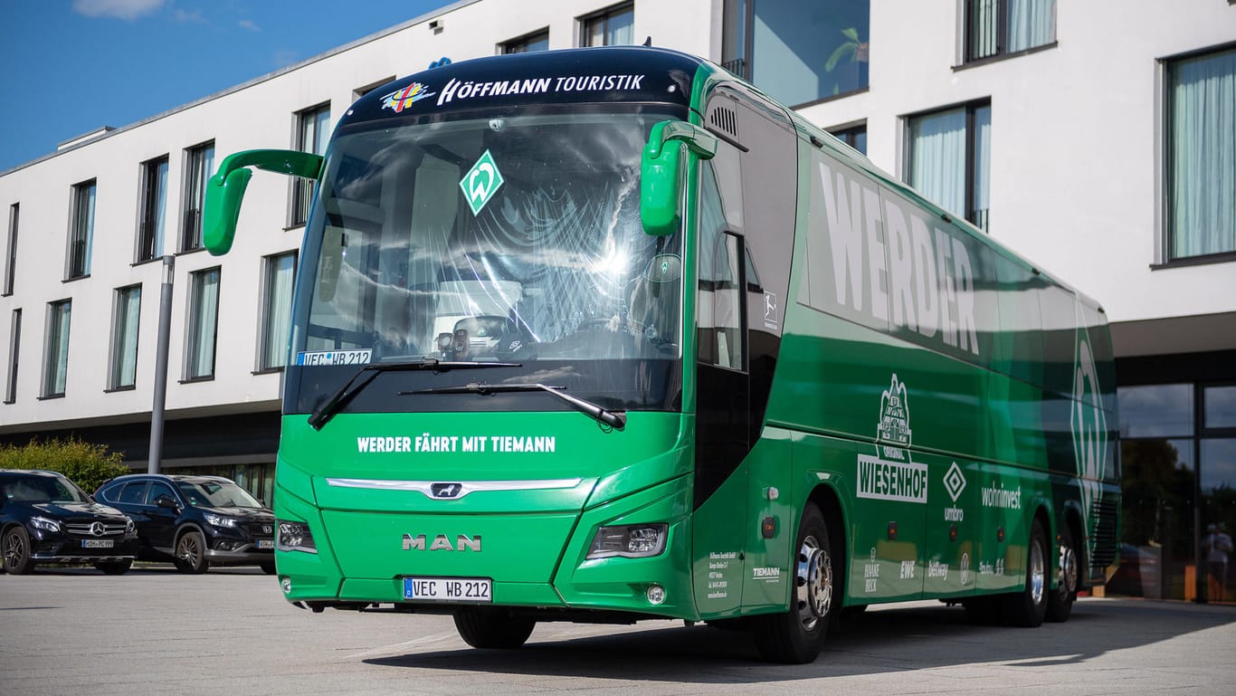 Der Mannschaftsbus von Werder Bremen: Nach dem Spiel in Heidenheim wurde er beschädigt.
