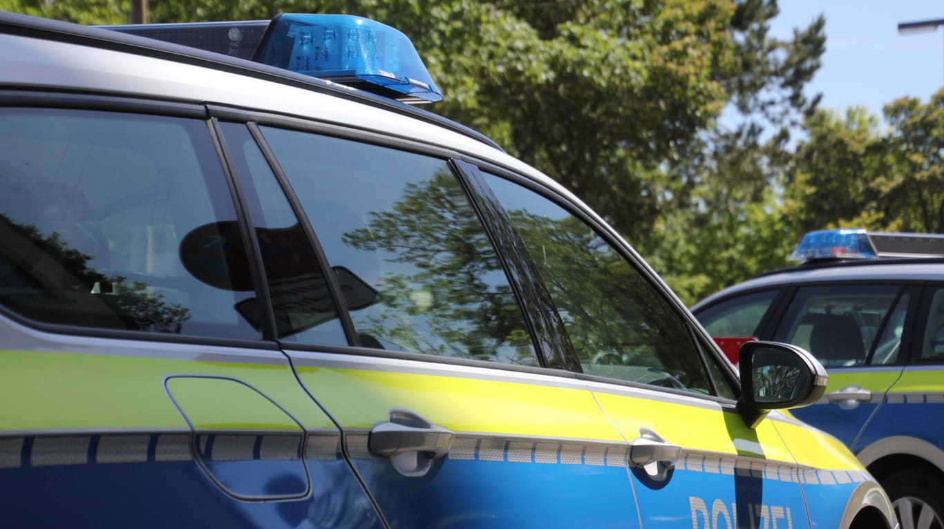 Polizeiwagen: Eine Frau setzte ihr Baby aus, dafür steht sie nun vor dem Augsburger Landgericht.