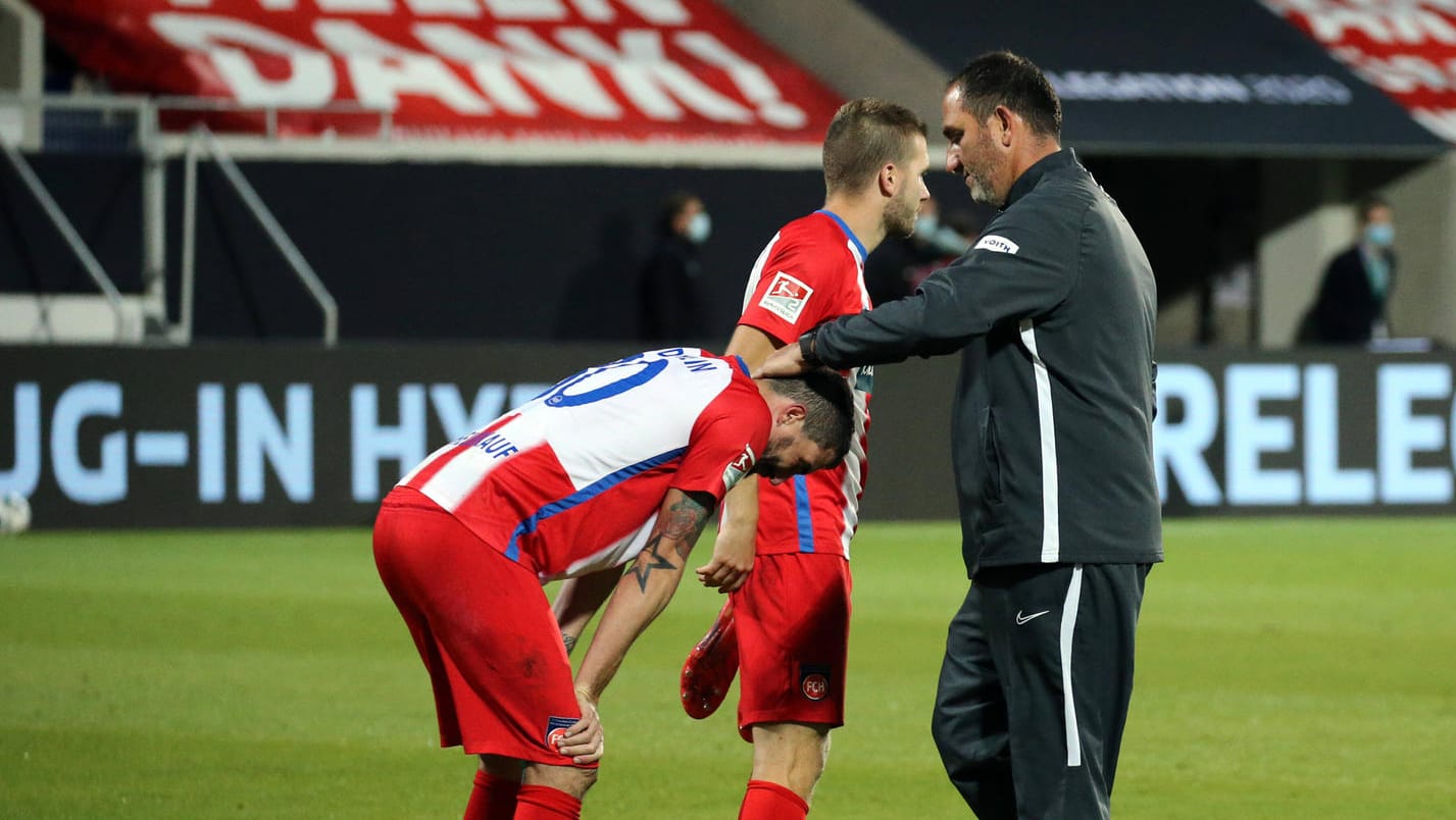 Relegation: Heidenheims Trainer Schmidt tröstet seinen Spieler Theuerkauf, der ein Eigentor gemacht hat.