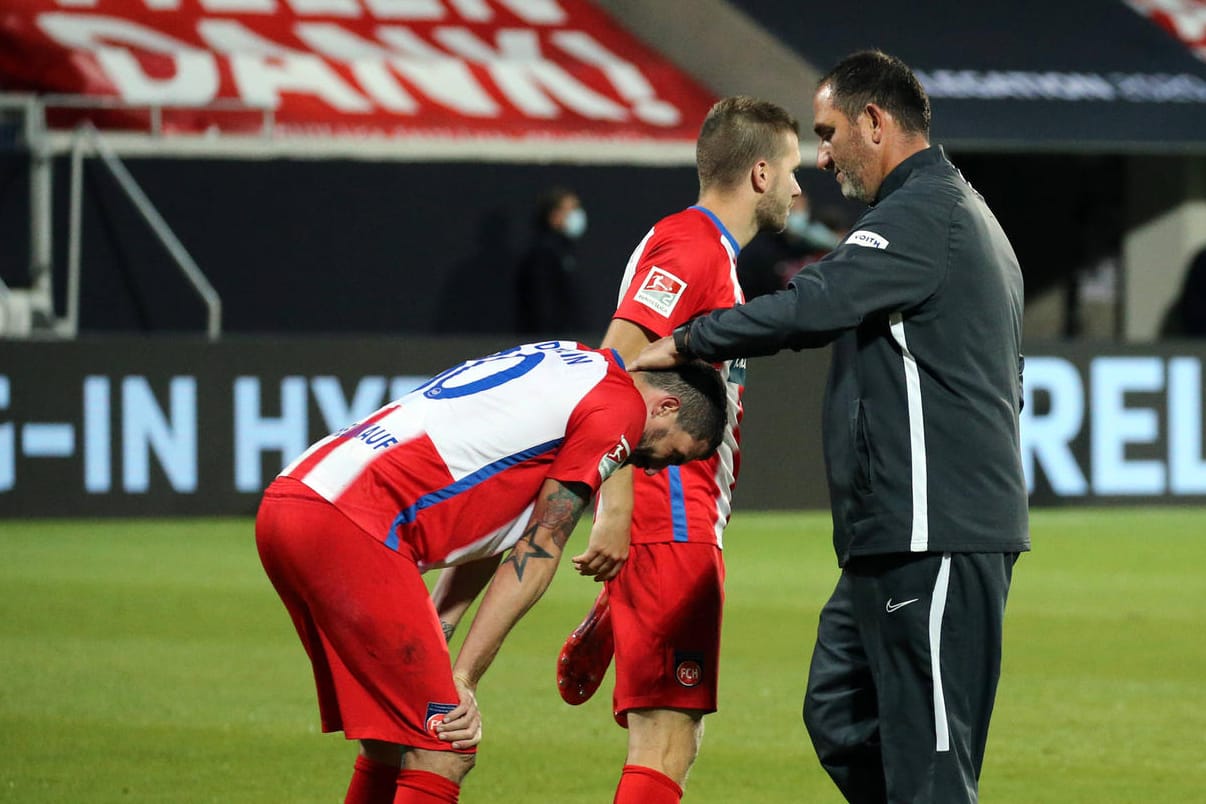 Relegation: Heidenheims Trainer Schmidt tröstet seinen Spieler Theuerkauf, der ein Eigentor gemacht hat.