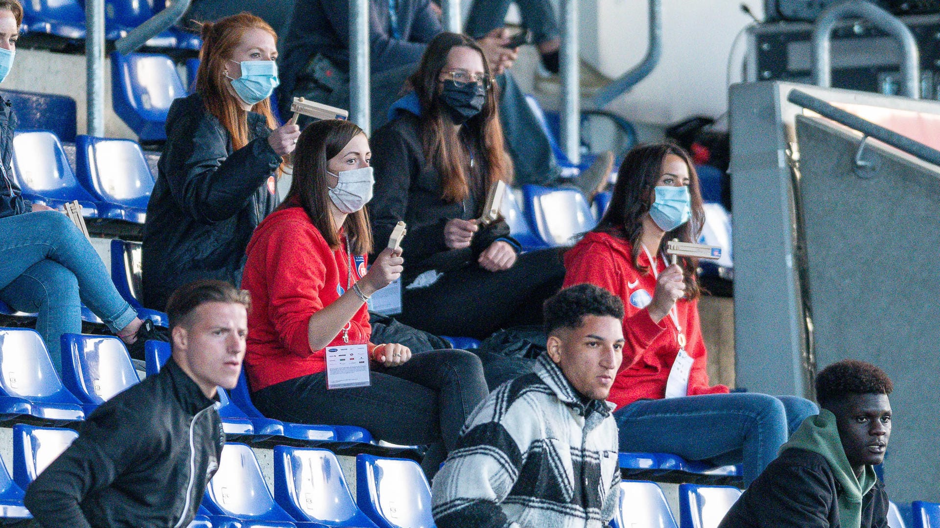 Relegation zwischen Heidenheim und Werder: In der 60. Minute tauchten plötzlich rund 50 Fans auf der Tribüne auf. Relegation zwischen Heidenheim und Werder: In der 60. Minute tauchten plötzlich rund 50 Fans auf der Tribüne auf.