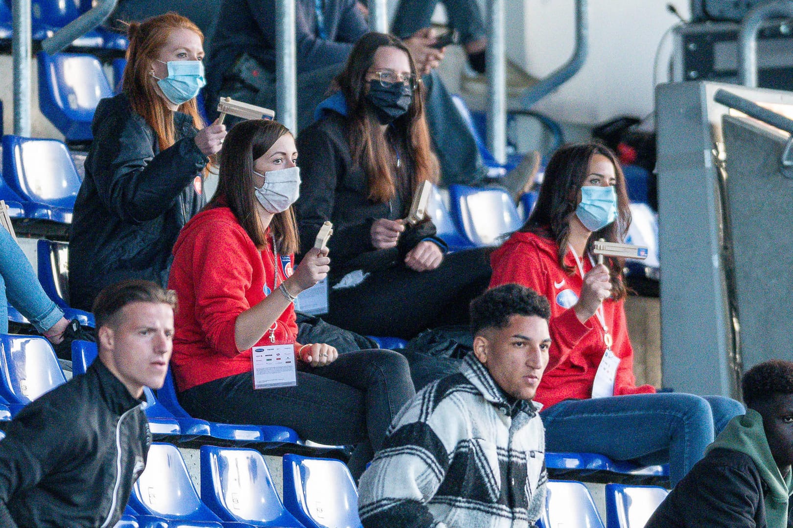 Relegation zwischen Heidenheim und Werder: In der 60. Minute tauchten plötzlich rund 50 Fans auf der Tribüne auf.