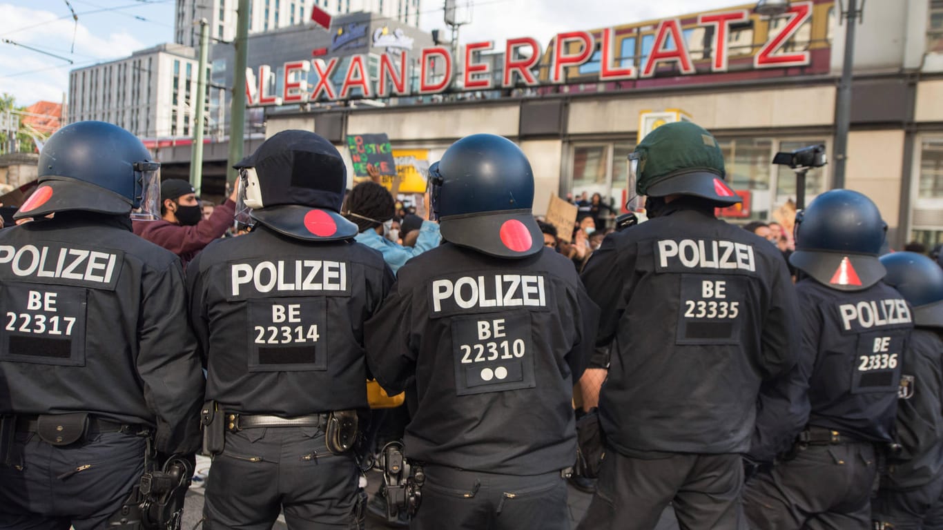 Berliner Polizeibeamte im Einsatz am Alexanderplatz: In den vergangenen Jahren gingen Tausende Beschwerden gegen die Polizei ein.
