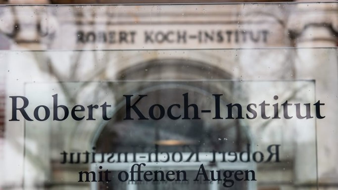 "Robert Koch-Institut" steht auf einem Schild vor dem Eingang des Instituts in Berlin.
