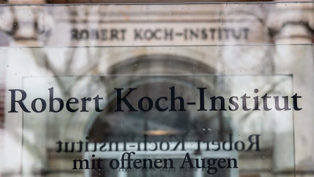 "Robert Koch-Institut" steht auf einem Schild vor dem Eingang des Instituts in Berlin. "Robert Koch-Institut" steht auf einem Schild vor dem Eingang des Instituts in Berlin.