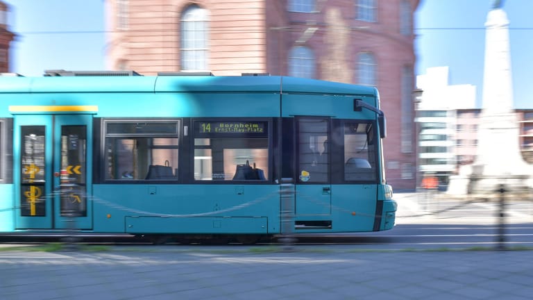 Eine Straßenbahn fährt vor der Paulskirche in Frankfurt vorbei: Die Stadt will das Straßenbahnnetz in den kommenden Jahren ausbauen.