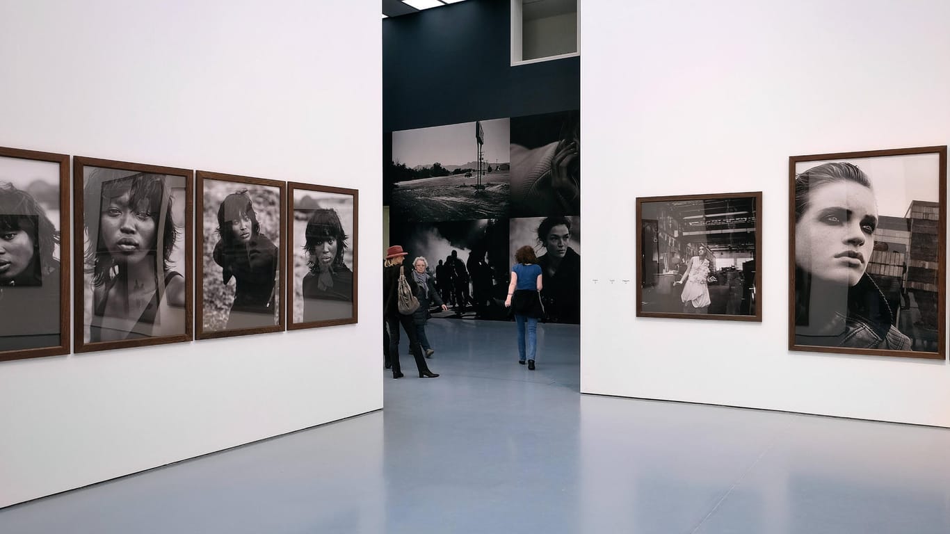 Bilder der Ausstellung "Untold Stories": Zu sehen sind unter anderem Naomi Campbell und Claudia Schiffer.