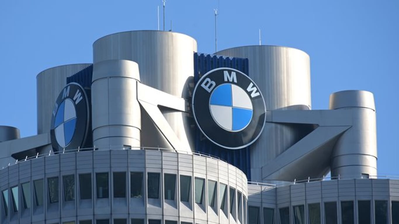 Das BMW-Logo auf dem Gebäude der Firmenzentrale zu sehen