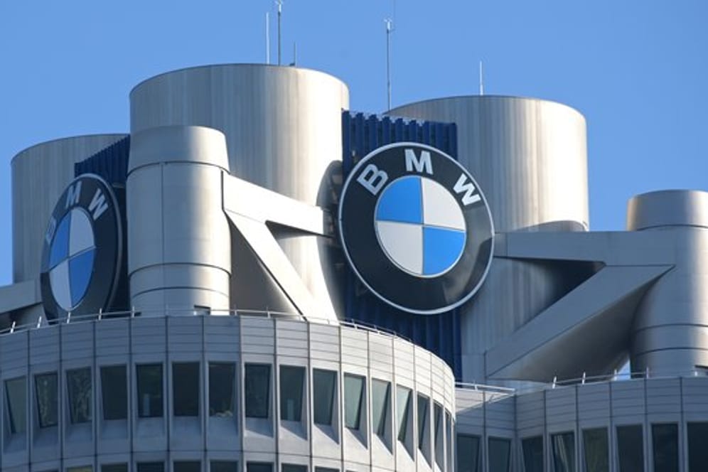 Das BMW-Logo auf dem Gebäude der Firmenzentrale zu sehen