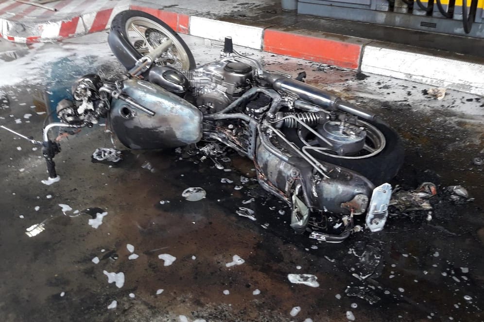 Das ausgebrannte Motorrad: Es fing an einer Tankstelle Feuer.