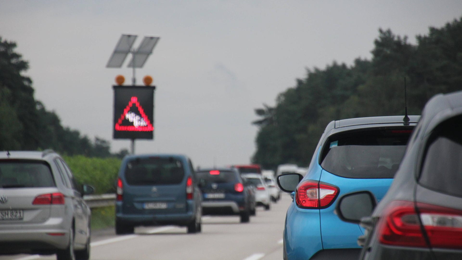 Ferienbeginn: Staus, Baustellen und andere Verkehrsbehinderungen machen es den Urlaubern nicht leicht.