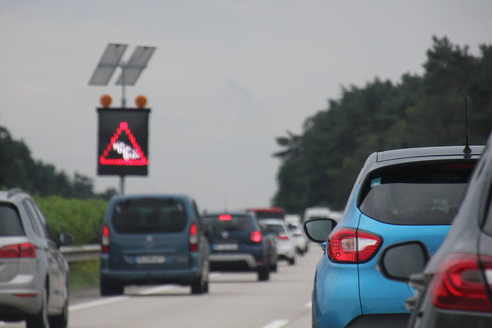 Ferienbeginn: Staus, Baustellen und andere Verkehrsbehinderungen machen es den Urlaubern nicht leicht.