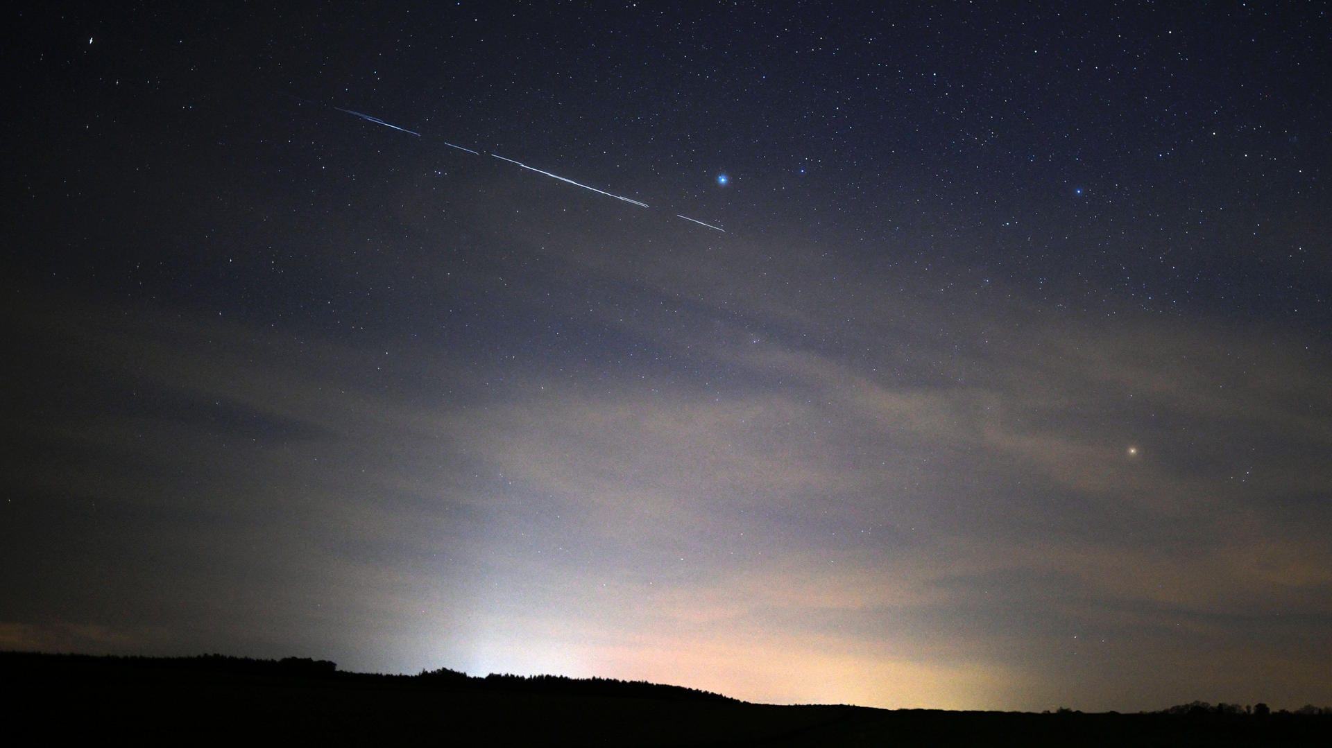 Sternenhimmel: Derzeit erstrahlt "Neowise" so hell wie ein heller Stern, schon bald wird er sich aber mehr und mehr der Helligkeitsgrenze nähern.