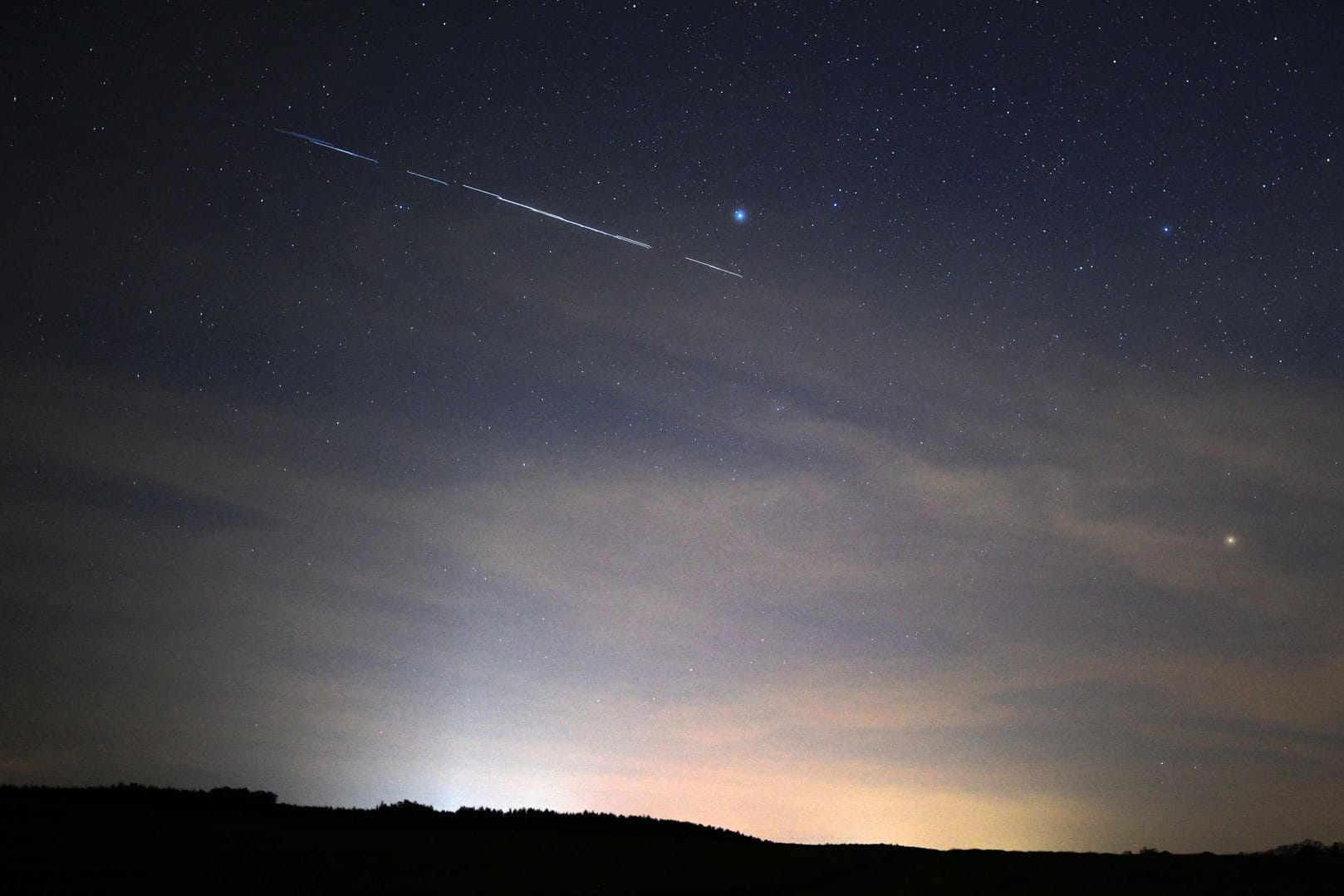 Sternenhimmel: Derzeit erstrahlt "Neowise" so hell wie ein heller Stern, schon bald wird er sich aber mehr und mehr der Helligkeitsgrenze nähern.