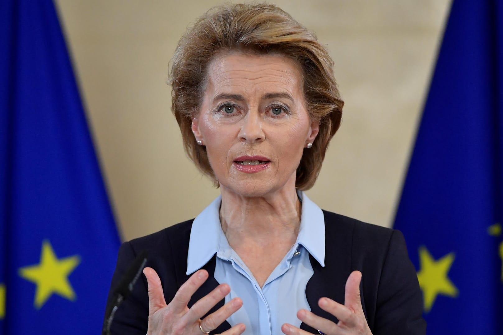 EU-Kommissionspräsidentin Ursula von der Leyen: Die Wirtschaft in der Eurozone dürfte nach Angaben der EU-Kommission noch stärker schrumpfen.