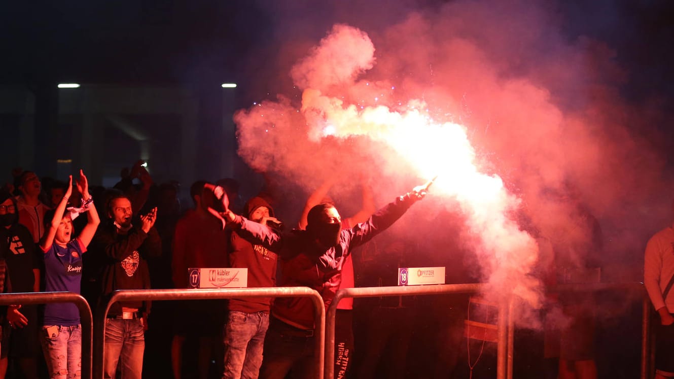 Relegation gegen Bremen: Vor dem Stadion in Heidenheim wurden Bengalos gezündet.