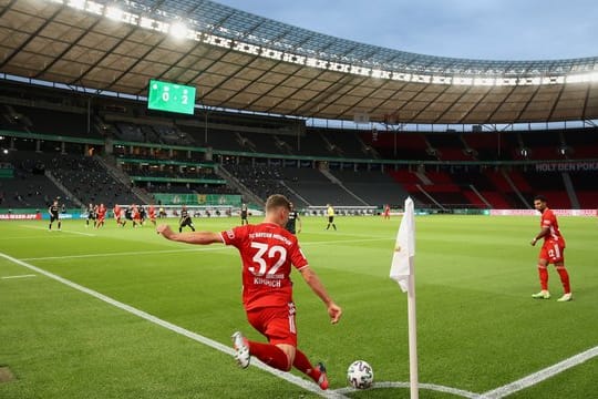 In Corona-Zeiten (fast) schon ein gewohntes Bild: Fußball vor leeren Rängen.