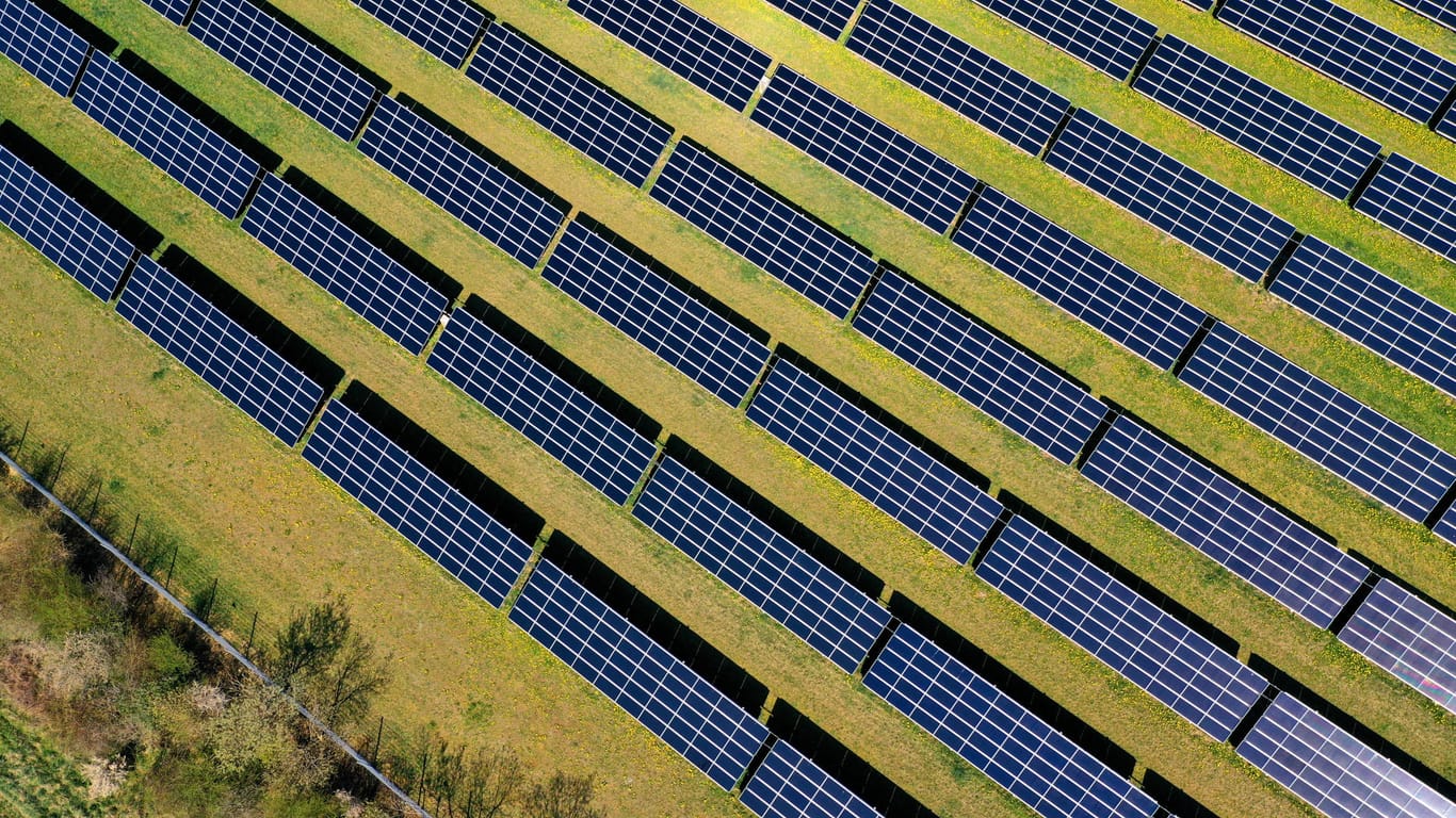 Photovoltaikanlage im Unterallgäu: Der Ausbau erneuerbarer Energien könnte auch über die CO2-Bepreisung finanziert werden.