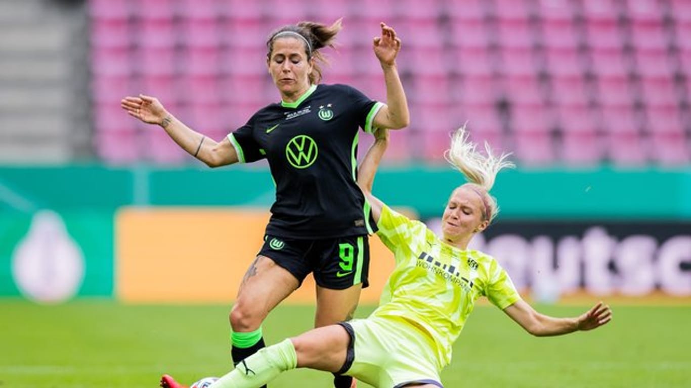 Zeichnet kein gutes Bild vom deutschen Frauen-Fußball: Wolfsburgs Nationalspielerin Anna Blässe (l).