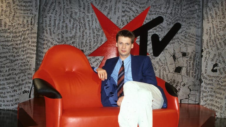 1996: Günther Jauch vor der "stern TV"-Kulisse im Studio des Senders RTL.