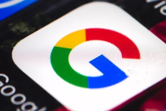 Das Google-Logo auf einem Smartphone. Die Deutsche Bank will ihre IT-Probleme unter anderem mit der Hilfe von Google lösen.