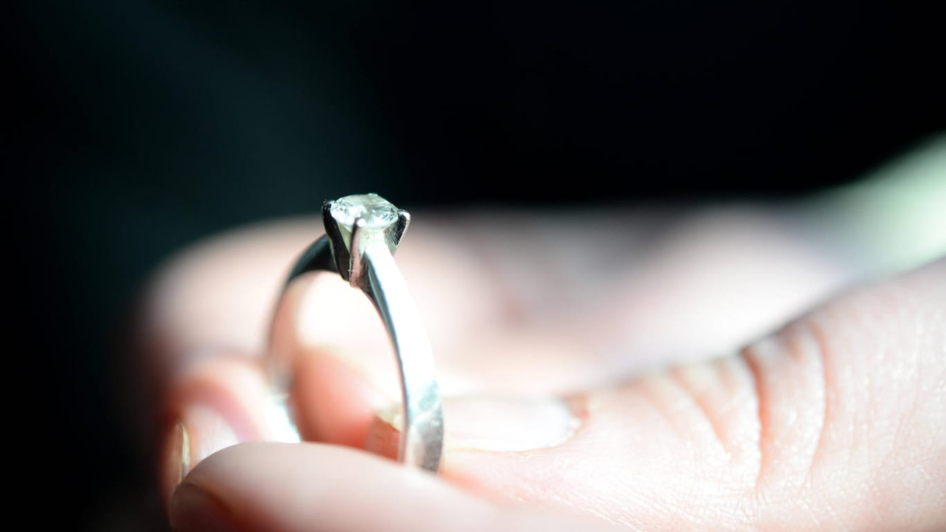 Schmuckreinigung: Die richtige Pflege bringt einen Diamantring zum funkeln.