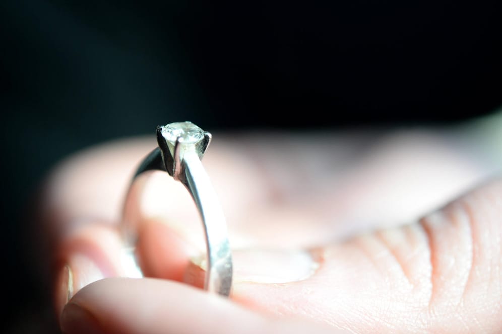 Schmuckreinigung: Die richtige Pflege bringt einen Diamantring zum funkeln.