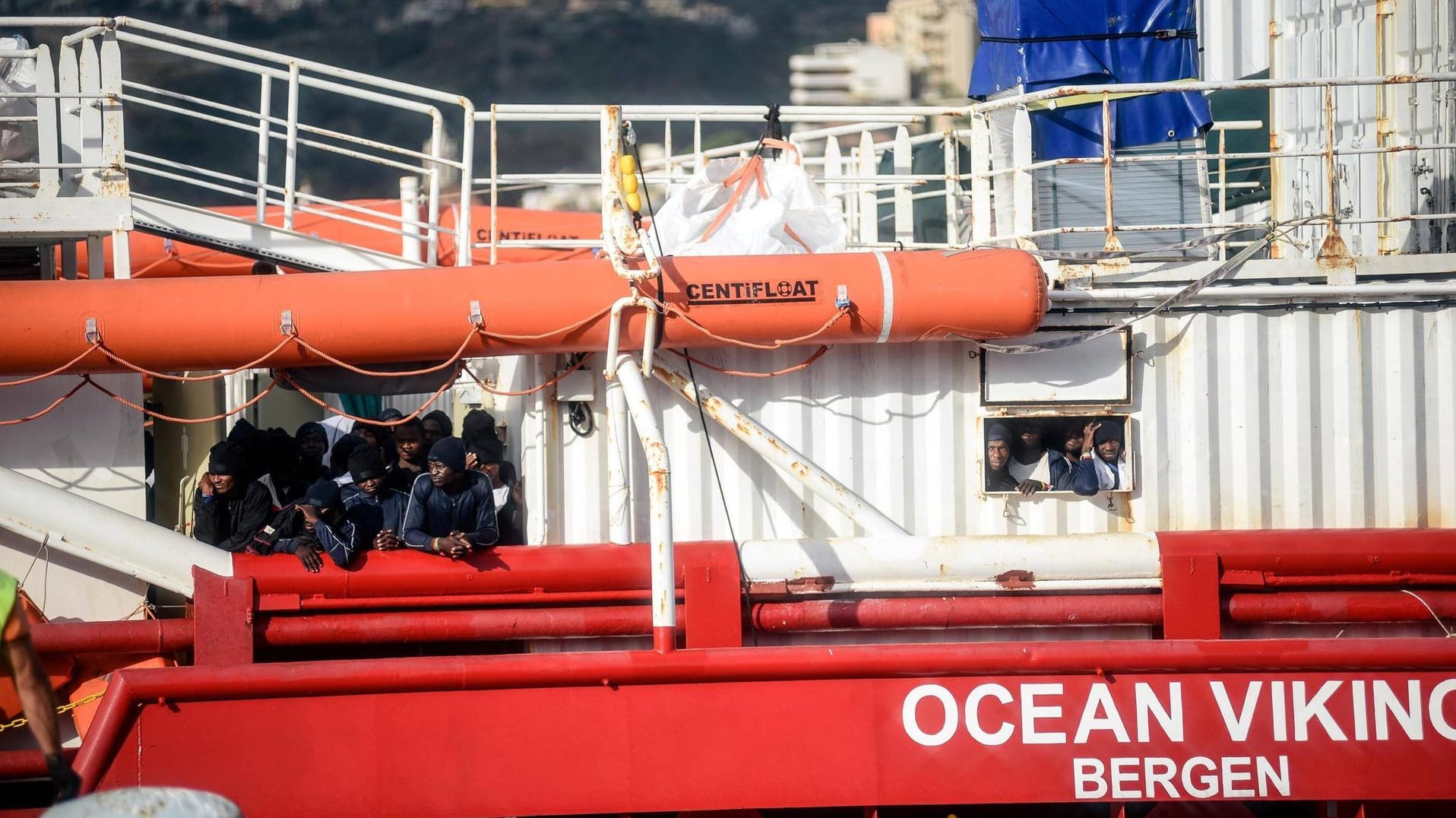 Geflüchtete auf der "Ocean Viking" nach einer Seenotrettung.