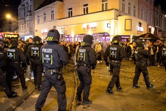 Die Feiern in Bremen zum Klassenerhalt verliefen leider nicht nur friedlich.