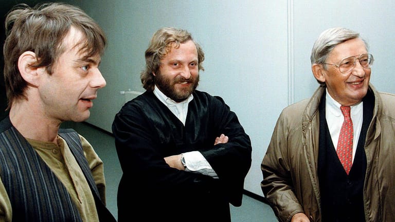 1996: Michael Born, sein Anwalt Norman Jacob und der Journalist Claus Hinrich Casdorff anlässlich der Gerichtsverhandlung, bei der Born die Fälschung von 21 Fernsehreportagen vorgeworfen wurde.