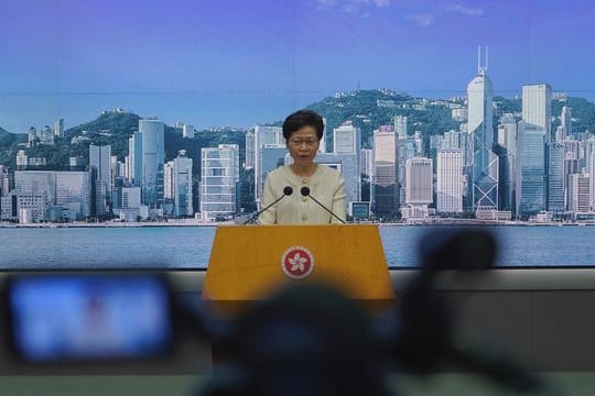 Hongkongs Regierungschefin Carrie Lam hat eine rigorose Umsetzung des umstrittenen Sicherheitsgesetzes angekündigt.
