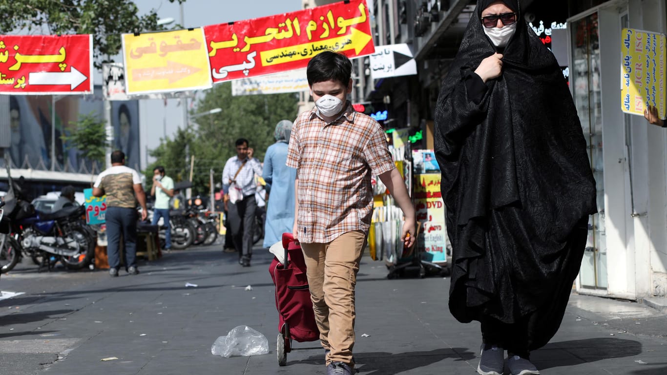 Frau und Sohn im Iran: Die Zahl der Neuinfektionen im Land steigt erneut dramatisch an.