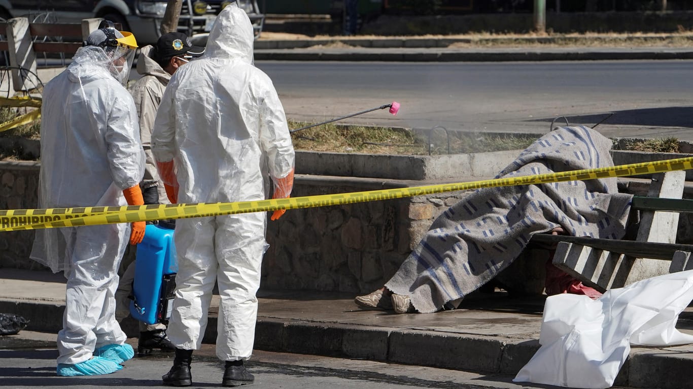 Weil die Zahl der Corona-Todesopfer stark ansteigt, kommen Bestatter in der bolivianischen Stadt Cochabamba teils nicht mehr hinterher.