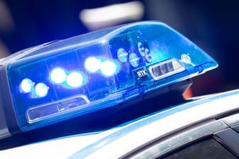 Blaulicht der Polizei (Symbolfoto): Die Polizei musste im Rhein-Neckar-Kreis einen Schäferhund erschießen, nachdem dieser eine Joggerin angegriffen hatte.