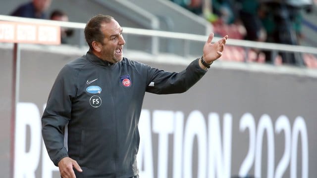 Heidenheims Trainer Frank Schmidt verpasste mit seinem Team den Aufstieg in die Bundesliga. Heidenheims Trainer Frank Schmidt verpasste mit seinem Team den Aufstieg in die Bundesliga.