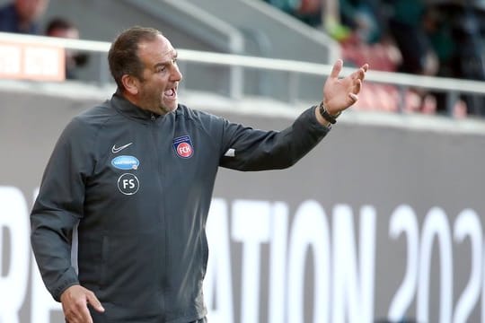 Heidenheims Trainer Frank Schmidt verpasste mit seinem Team den Aufstieg in die Bundesliga.