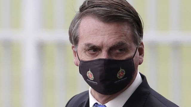 Der brasilianische Präsident Jair Bolsonaro hat das Coronavirus immer wieder als "leichte Grippe" bezeichnet und sich gegen Schutzmaßnahmen gestemmt.