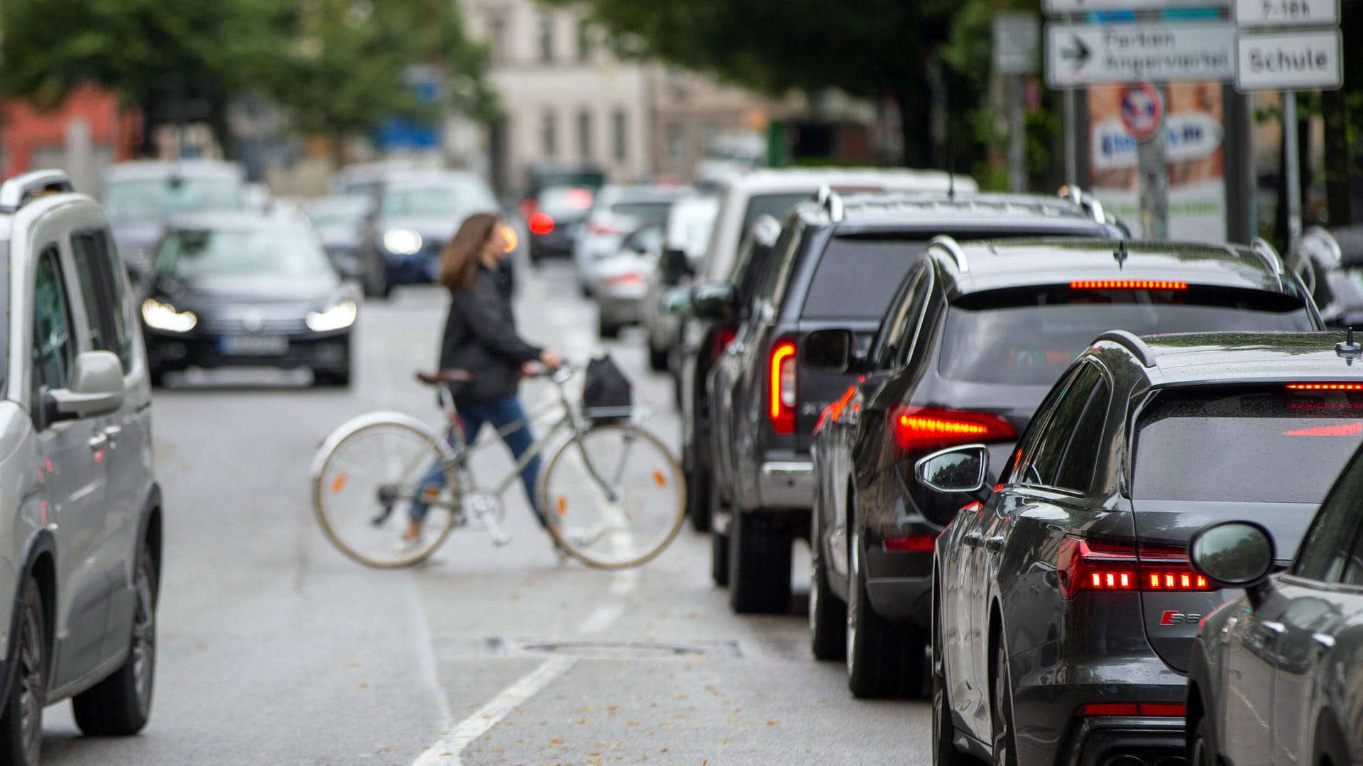 Eine Radfahrerin überquert eine Straße (Symbolbild): In Bielefeld hat es einen Verkehrsunfall mit einem Radfahrer und Pkw-Fahrer gegeben. Eine Radfahrerin überquert eine Straße (Symbolbild): In Bielefeld hat es einen Verkehrsunfall mit einem Radfahrer und Pkw-Fahrer gegeben.
