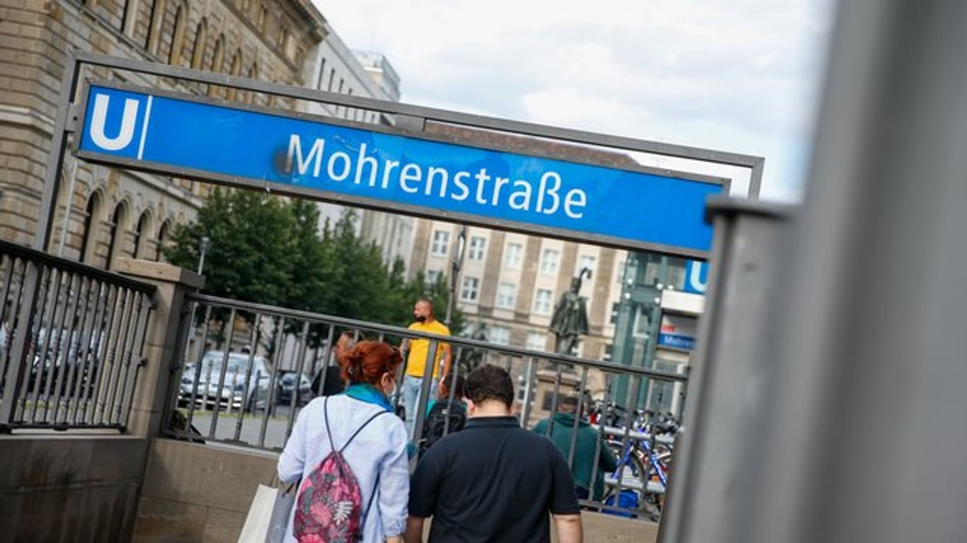 Zwei Passanten betreten die U-Bahn-Station Mohrenstraße: Viele Menschen nehmen den Namen der Haltestelle als diskriminierend und rassistisch wahr.