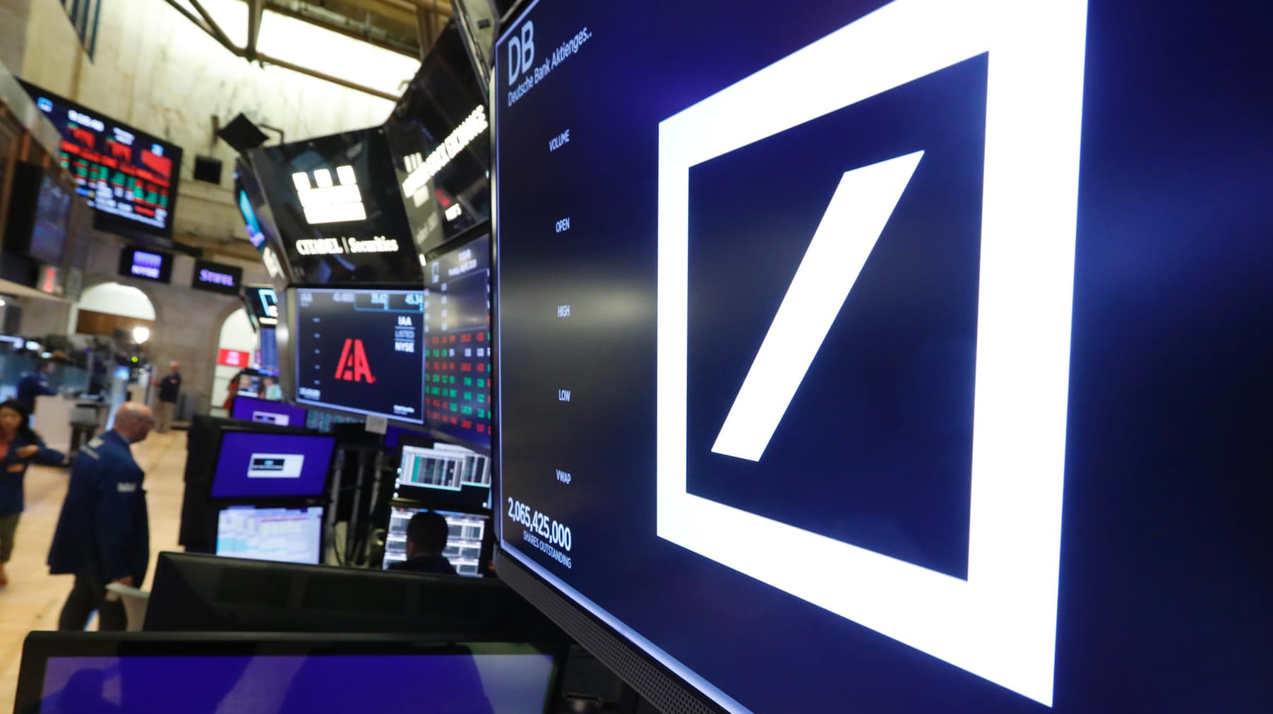 Logo der Deutschen Bank: Das Finanzinstitut muss eine Millionenstrafe wegen Geschäften mit Jeffrey Epstein zahlen. Logo der Deutschen Bank: Das Finanzinstitut muss eine Millionenstrafe wegen Geschäften mit Jeffrey Epstein zahlen.