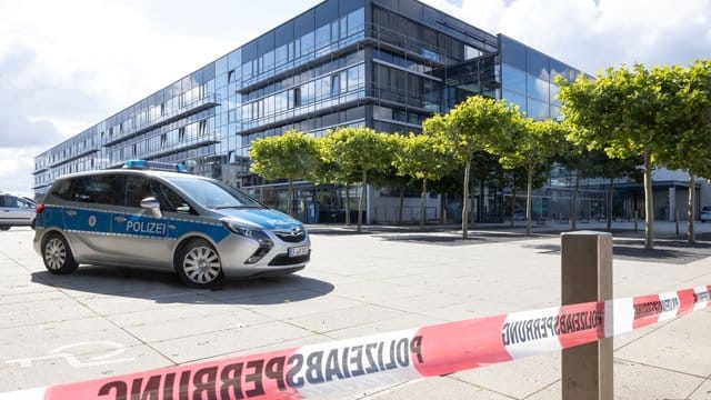 Ein Polizeiauto steht nach einer Bombendrohung vor dem Justizzentrum Erfurt. Ein Polizeiauto steht nach einer Bombendrohung vor dem Justizzentrum Erfurt.