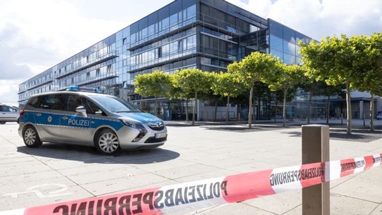 Ein Polizeiauto steht nach einer Bombendrohung vor dem Justizzentrum Erfurt.