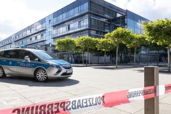 Ein Polizeiauto steht nach einer Bombendrohung vor dem Justizzentrum Erfurt.